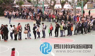 南京民辦校招160人來3000多人，家長排一夜